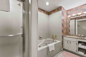 Bathtub, jetted bath, hair dryer, towels - Victorian mansions Coach Room with Breakfast (Bennington)