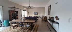 Living area - Architect-designed villa nestled in a natural setting (Sainte-Anastasie)