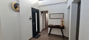 Interior - Architect-designed villa nestled in a natural setting (Sainte-Anastasie)