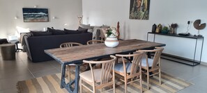 Dining - Architect-designed villa nestled in a natural setting (Sainte-Anastasie)