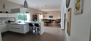 Interior - Architect-designed villa nestled in a natural setting (Sainte-Anastasie)