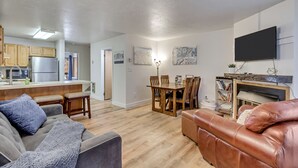 A modern living space with a kitchen, dining area, and seating area. - Charming condo w/ king bed, hot tub, pool, minutes away from world class skiing (Eden)