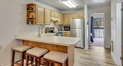 Charming condo w/ king bed, hot tub, pool, minutes away from world class skiing