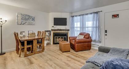 Charming condo w/ king bed, hot tub, pool, minutes away from world class skiing