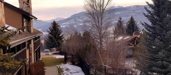 Charming condo w/ king bed, hot tub, pool, minutes away from world class skiing