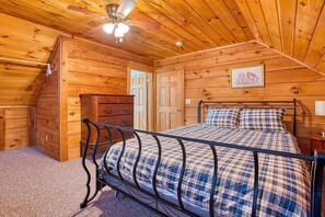 3 habitaciones, escritorio y tabla de planchar con plancha 