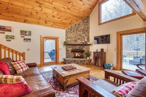 Smart TV, chimenea y libros 