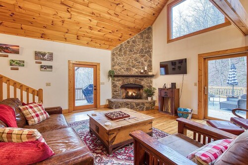 Cardinals on the Creek Cabin-Hot Tub, Pet-Friendly