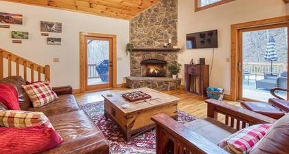 Cardinals on the Creek Cabin-Hot Tub, Pet-Friendly