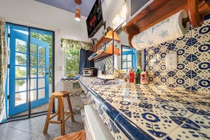 Refrigerador con freezer, microondas, cafetera/tetera, tostadora