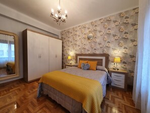 3 slaapkamers, een strijkplank/strijkijzer, internet, beddengoed