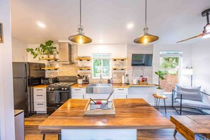 Frigorífic, microones, forn i placa de cuina