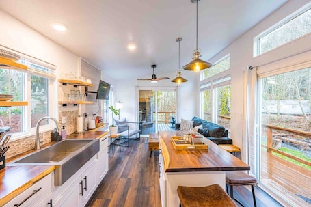 Fridge, microwave, oven, stovetop. Rivers Edge:river side tiny home