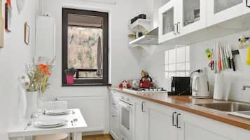 Family Apartment | Private kitchen | Full-sized fridge, microwave, oven, cookware/dishes/utensils