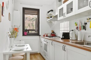 Family Apartment | Private kitchen | Full-size fridge, microwave, oven, cookware/dishes/utensils - One Bedroom with Mountain View (Sinaia)