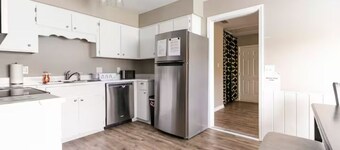 Charming Pooler Home 12mi from downtown Savannah