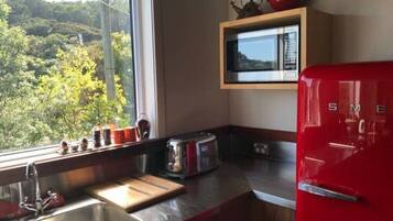 Frigorífico, horno, placa de cocina y lavavajillas