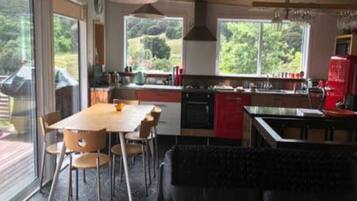 Frigorífico, horno, placa de cocina y lavavajillas