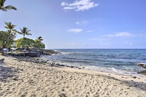 Beach nearby - Newly Remodeled Kailua-Kona Condo w/ Pool Access (Kailua-Kona)