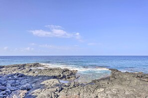 A rocky coastline with clear blue water and a clear sky. - Newly Remodeled Kailua-Kona Condo w/ Pool Access (Kailua-Kona)