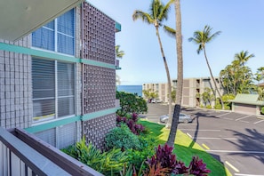 Property grounds - Newly Remodeled Kailua-Kona Condo w/ Pool Access (Kailua-Kona)