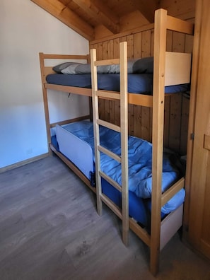 4 Schlafzimmer, Reisekinderbett, kostenloses WLAN, Bettwäsche