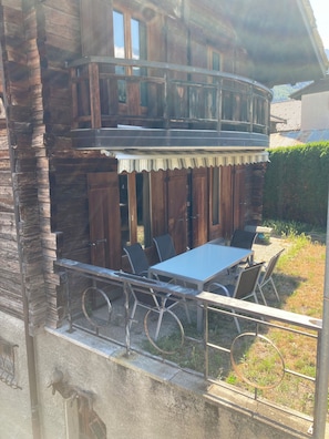 Enjoy a traditional stay with a balcony offering a table and chairs.