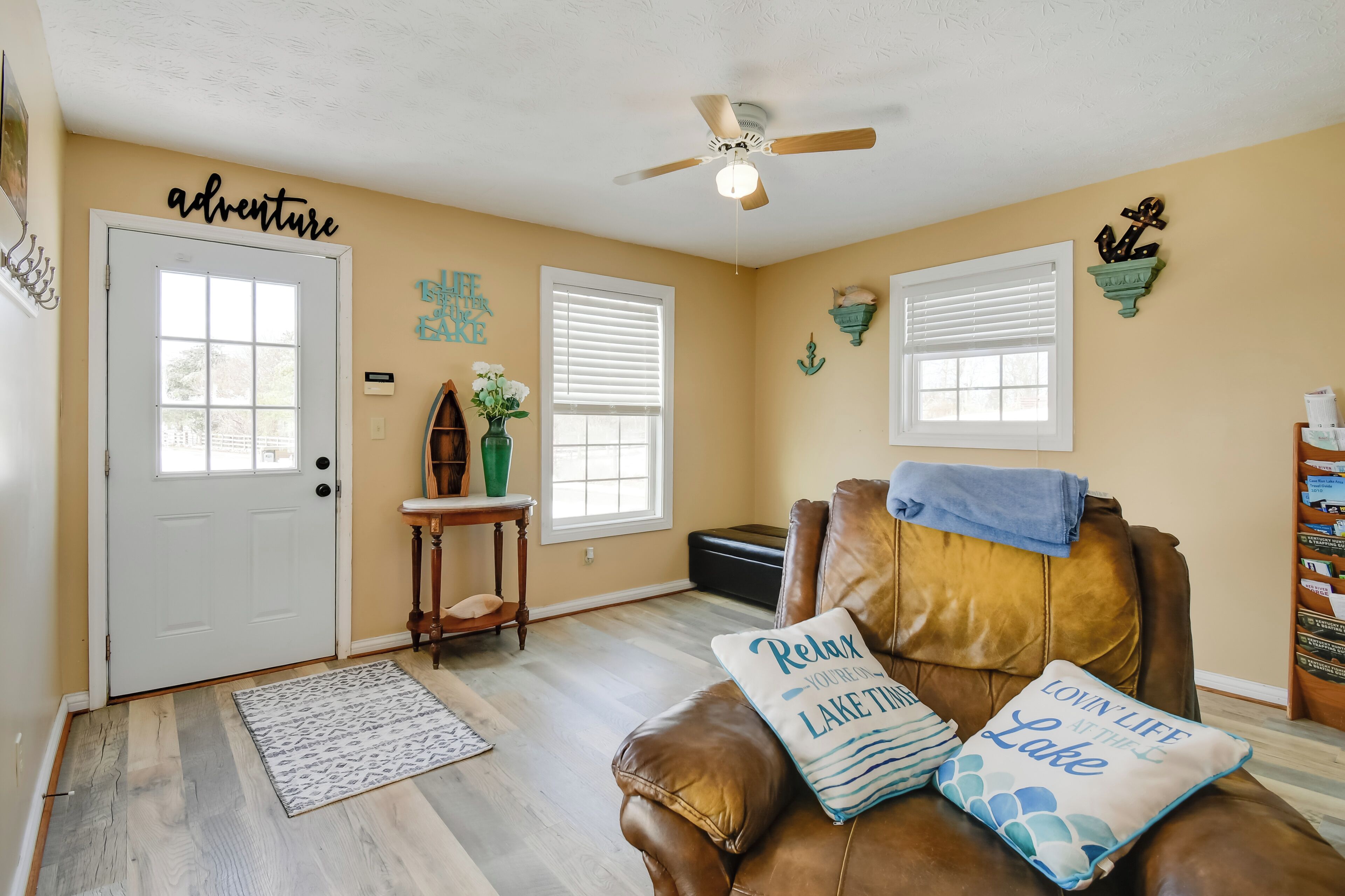 Fernseher, DVD-Player, Bücher