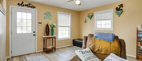 Fernseher, DVD-Player, Bücher