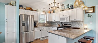 Cozy beach house - 3 minute walk to beach - with everything you need to relax!