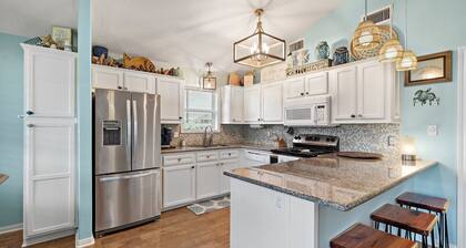 Cozy beach house - 3 minute walk to beach - with everything you need to relax!