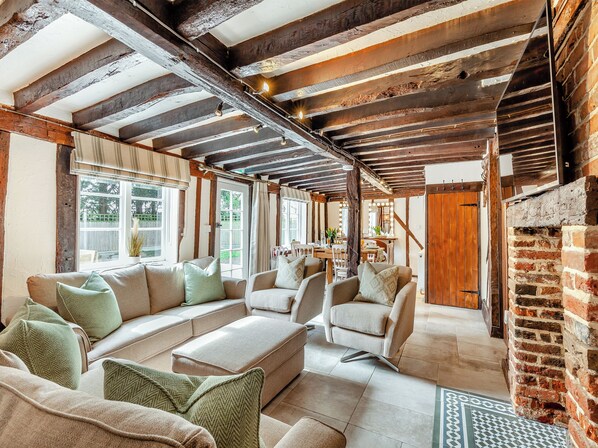 Living area - 3 bedroom accommodation in Chelmsford (Chelmsford)