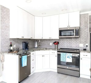 Fridge, microwave, stovetop, dishwasher