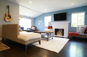 3 habitaciones, escritorio y tabla de planchar con plancha