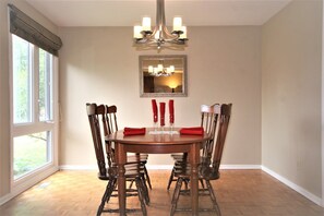 Dining - Bright, clean, comfortable, well maintained home (Ottawa)
