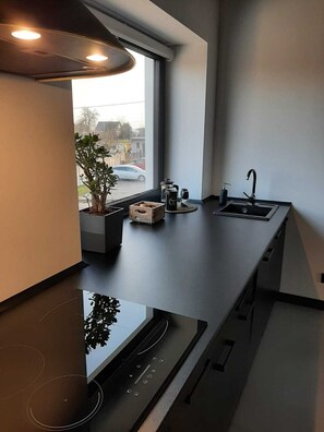 Een koelkast, een magnetron, een oven, een kookplaat