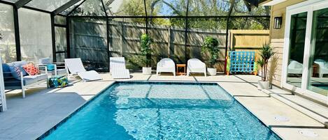 Een buitenzwembad, een verwarmd zwembad