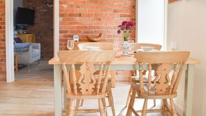 Dining - 2 bedroom accommodation in Swanwick (Swanwick)
