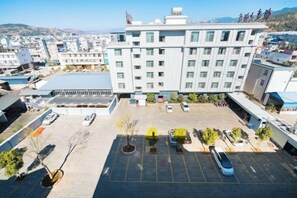Un hôtel à plusieurs étages doté d’un parking, d’une zone abritée et offrant une vue sur le paysage urbain environnant.