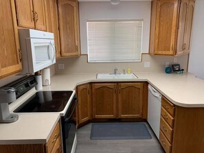Fridge, microwave, oven, stovetop - Amazing Valley View located close to BYU &UVU. (Orem)