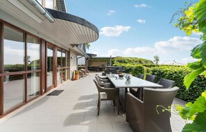 Outdoor dining - Gorgeous home in øster assels (Øster Assels)