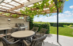 Outdoor dining - Gorgeous home in øster assels (Øster Assels)