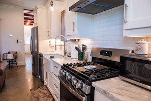 Refrigerador, microondas, placa de cocina, lavavajillas