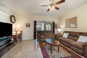 Smart TV - 4 bdrm townhouse - 2 king size bdrm suites; next to pool, lazy river and Disney! (Davenport)