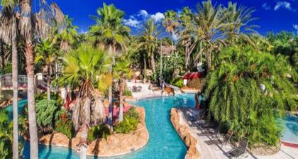 4 bdrm townhouse - 2 king size bdrm suites; next to pool, lazy river and Disney!