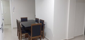 Un comedor con una mesa rectangular y seis sillas.