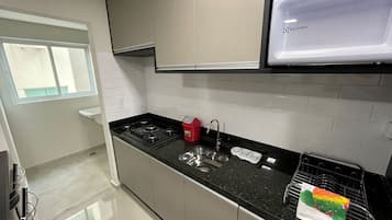 Produk pembersihan mesra alam, meja makan