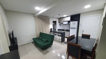 Basic Apartment | Ruang tamu | 50 inci sebuah televisyen pintar dengan digital, TV