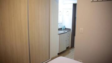 Hypo-allergenic bedding, desk, free WiFi