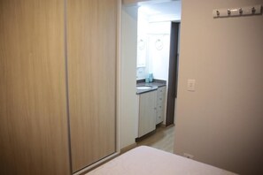 Roupas de cama antialérgicas, escrivaninha, Wi-Fi de cortesia